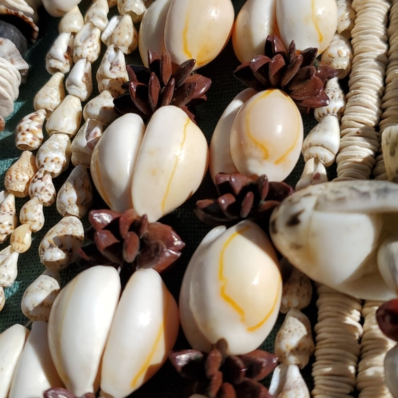 Vintage shell necklaces/beads set - Picture 3 of 5